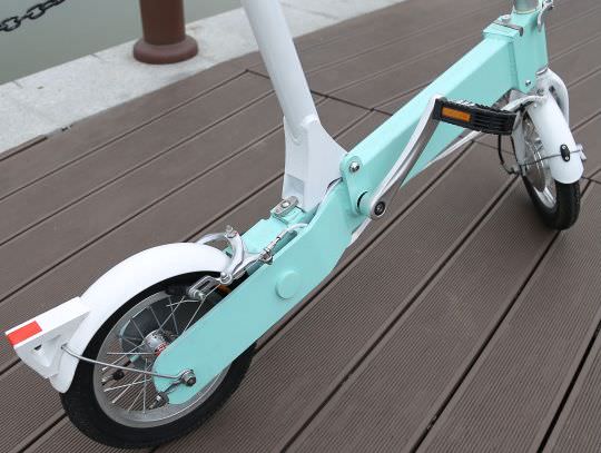 シンプルな折り畳み電動アシスト自転車「CityLeo」
