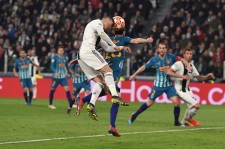 C・ロナウドが高すぎる! サッカー界史上最高の"エアバトラー"との声も