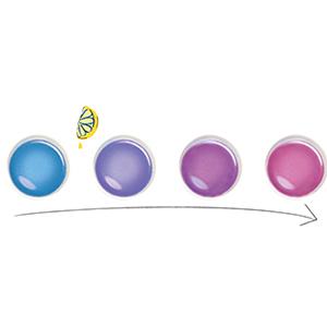 レモンを絞ると紫、ピンクへと色が変化していく