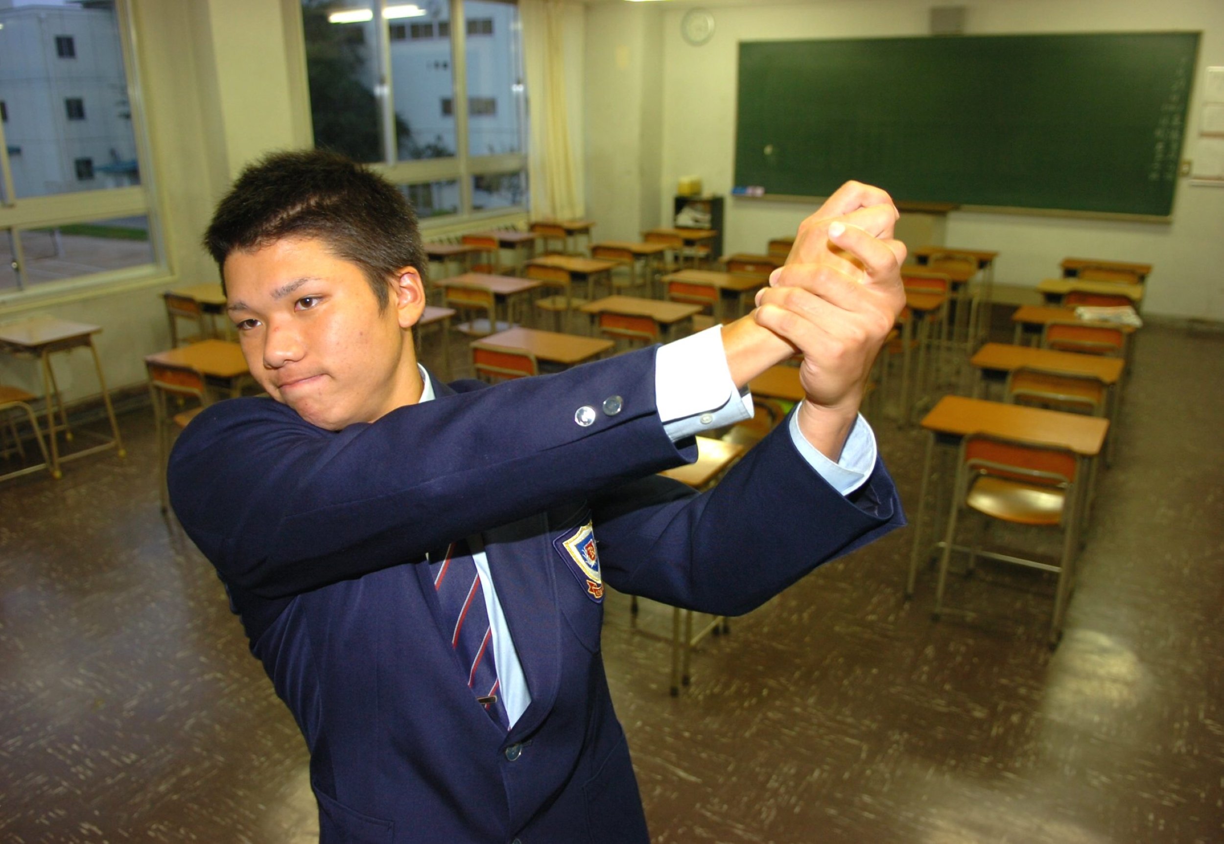 2006年高校生ドラフト会議、繰り上げ1位で巨人から指名された坂本勇人。写真は青森・光星学院高の教室で　©Sankei Shimbun