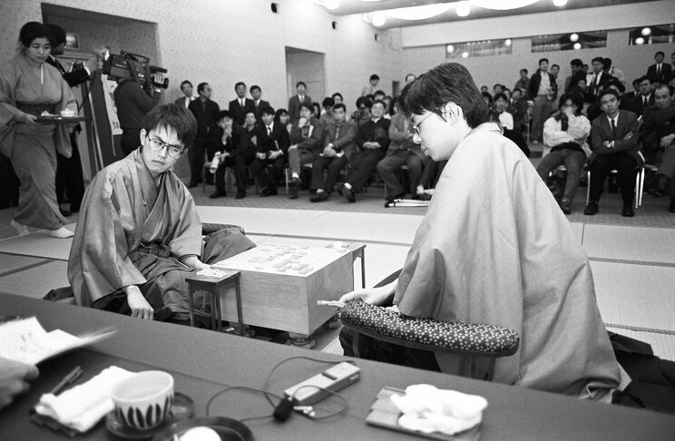 1993年2月、羽生−谷川の棋王戦第1局　©BUNGEISHUNJU