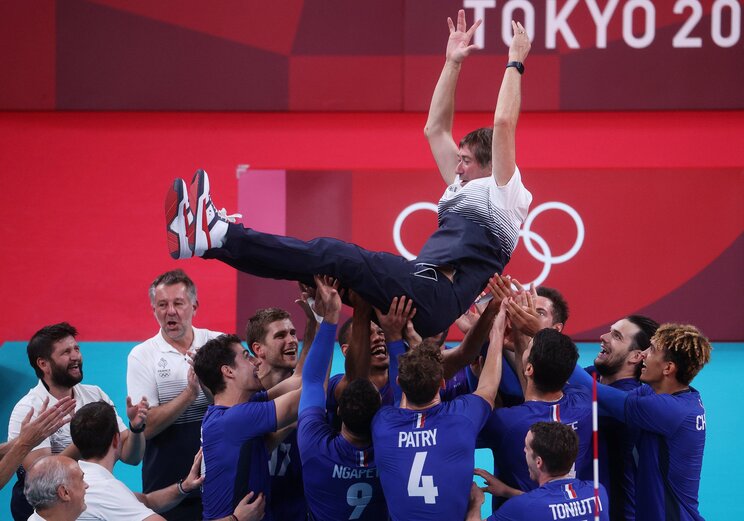 東京五輪でフランスを金メダルに導いたティリ監督。胴上げシーンでは笑顔が溢れた　（c）Getty Images