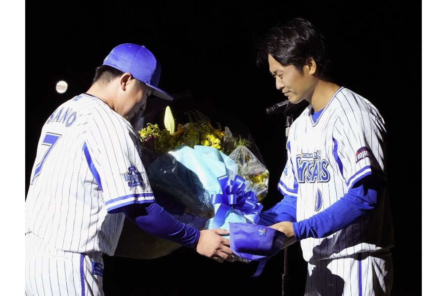 20日の試合で中井はベイスターズ、巨人両チームから花束を贈られた　©Kyodo News