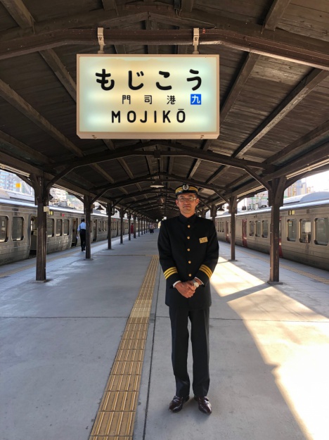 制服を着た門司港駅・松尾駅長