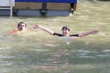 セーヌ川で泳ぐパリ市長、オリンピックに向けて水質改善アピール