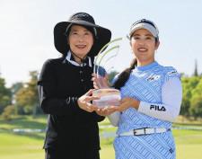 女子ゴルフ・天本ハルカ、笑顔満開のツアー初優勝　ゴルフとは無縁の家庭で母と目指した夢かなえる