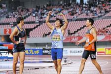 男子100m 10秒13で坂井隆一郎が連覇