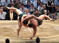 土俵際の「アクロバティック相撲」に館内騒然　佐田の海が翠富士を上手投げで破る　ＳＮＳ「一緒に飛んだね」「凄い相撲」