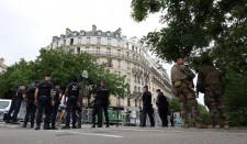 パリ五輪　開会式に向けてセーヌ川も徹底警備　ライフル銃も携行　大会関係者「テロを警戒して多くの人数で」