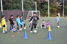 「俺、プロだったけど下手になってる」松井大輔が痛感。横浜FCスクール初指導に密着、子どもたちへの指導の狙いとは