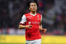 シュート、トラップ全てが完璧！ 中村敬斗のゴールが凄すぎる！ 一瞬の隙で奪った先制弾