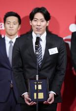 本多灯「最高の24年に」　日本水連表彰式