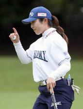 佐久間、尾関、天本が首位に並ぶ　女子ゴルフ第2日