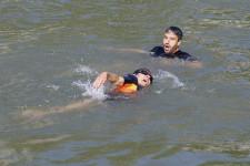 パリ市長、セーヌ川を遊泳　五輪へ水質の安全アピール