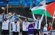 パレスチナ選手団、笑顔でピース　観客は大きな歓声　パリ五輪開会式