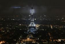 気球型の聖火台が花の都の夜空に浮かぶトレビアン演出　パリ五輪が開幕　ジダン、レディー・ガガにセリーヌ・ディオンらも登場