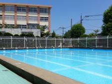 全国の小中学校のプールに廃止の波。どこで泳ぐの？