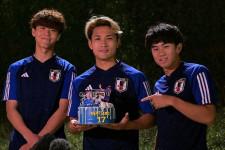 「え、俺顔面禁止なの？」松木玖生が21歳の誕生日サプライズで大爆笑！ 顔面ケーキ、高井の「自分でいく？」にツッコミ【U-23アジア杯】