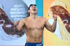 「パフォーマンスだけでも素晴らしいのに…」日本男子初バタフライ金メダル・本多灯の“底力”に海外メディア称賛！ 足首負傷もラスト15メートルの粘りに驚嘆【世界水泳】