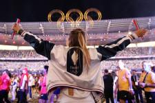 「おい、悪党のアスリートがいるぞ！」パリ五輪の閉会式に“乱入”…まさかのハプニング発生に英キャスターも困惑！