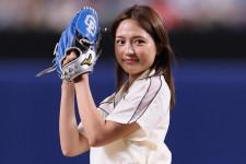 「いや、待って！」29歳・人気女優のサプライズ始球式に反響止まず！「別格です」「そりゃCMの女王にもなるね」【中日】