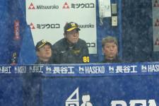 土砂降りのハマスタでＤｅＮＡ−阪神戦強行に「選手が気の毒」 中断後も雨脚強まる