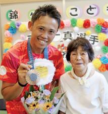 パリ五輪馬術戸本さん メダル下げ「原点の地」へ 明大時代のつながり今も〈川崎市多摩区・川崎市麻生区〉