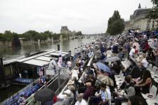 セーヌ川「６」キロの川下りを「３２万」人の観客が見守る…数字で見る五輪開会式