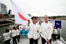 五輪開会式、日本選手団の船がセーヌ川を行進…降りしきる雨にカッパ姿も笑顔咲く