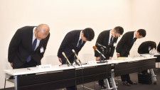 職員による現金着服で陳謝する米澤光治・福井県敦賀市長（左から2人目）ら＝4月23日、同市役所