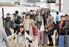 GWが始まり、スーツケースを持った乗客で混み合う敦賀駅の新幹線ホーム＝4月27日、福井県敦賀市