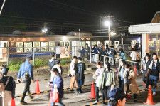 ホーム直結の臨時改札から福井行きの電車に乗る利用客。一時列ができたが、乗車はスムーズだった＝4月20日夜、福井県鯖江市のハピラインふくい鯖江駅