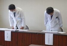 会見で謝罪する新井院長（左）ら＝５月２８日、福井県の敦賀市立敦賀病院