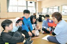 台湾スカウト連盟が上諏訪小訪問　児童と交流