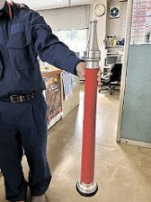 富士見町内の消火栓ホース格納箱に配備されている「管鎗」。町内で計２９本が盗まれた