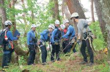 岡谷市の高尾山で行われた諏訪広域消防本部特別救助隊の山岳救助訓練