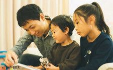 赤ちゃんはどのように言語習得をしているのか。『言語の本質』著者の今井むつみ氏、秋田喜美氏、そして哲学者の千葉雅也氏による討論を紹介する。