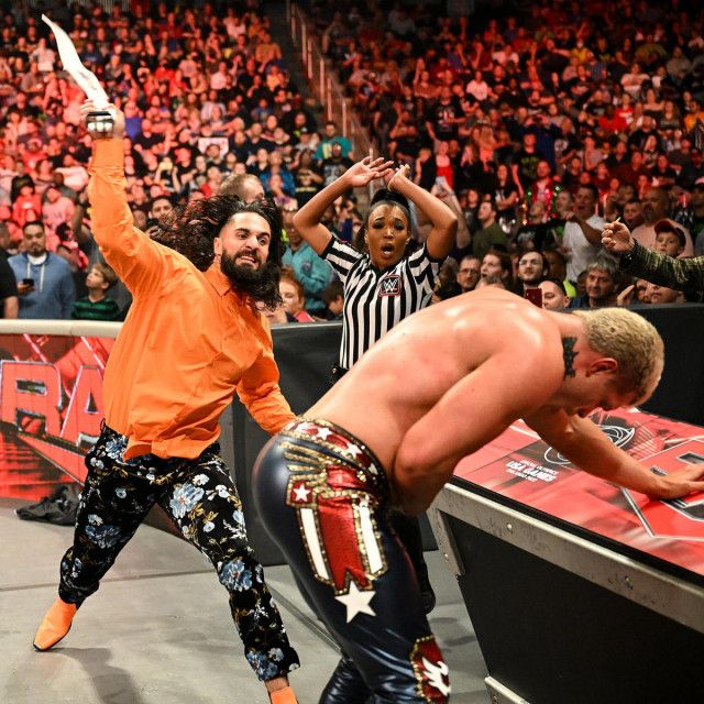 【WWE】ローデスがHIACを前にロリンズの冷酷なムチ攻撃で撃沈