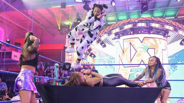 【WWE】NXT女子王者マンディが挑戦者ウェンディのスプラッシュ浴びてテーブル葬！