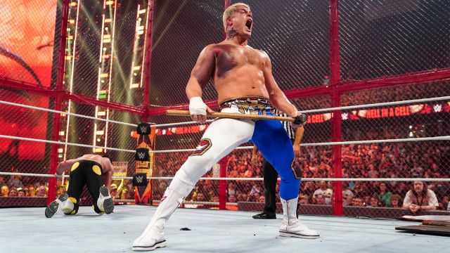 【WWE】“アメリカン・ナイトメア”ローデスが強行出場のHIAC戦で宿敵ロリンズをスレッジハンマー葬