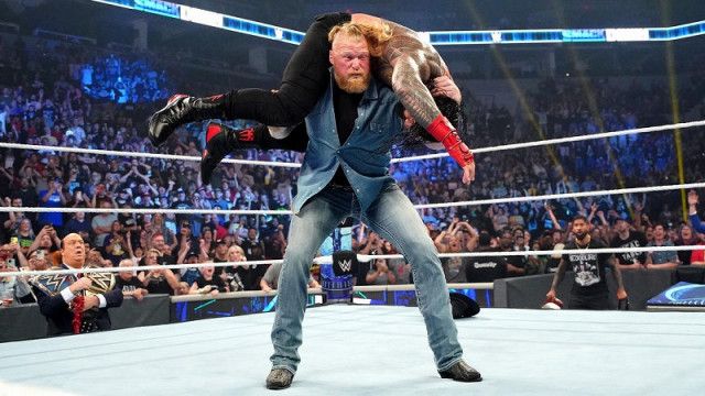 【WWE】レスナーが電撃復帰して王者レインズをF5で襲撃！「サマースラム」の統一王座ラストマン・スタンディング戦へ