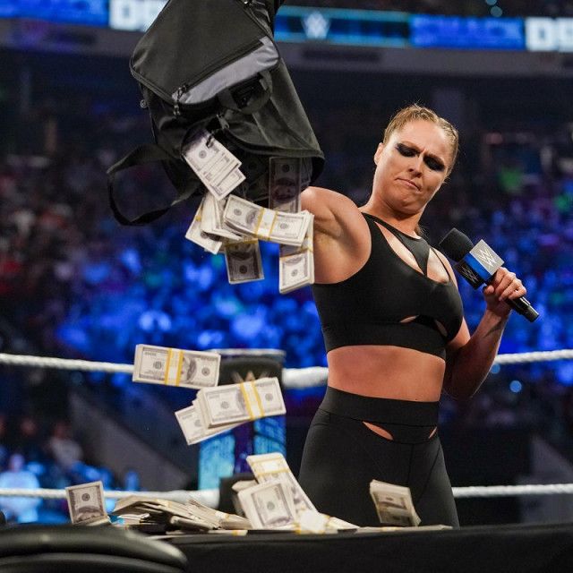 【WWE】ロンダ・ラウジーが札束をぶちまけて罰金支払い「“危険な女”でいることは高くつく」