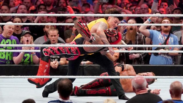 【WWE】ドミニク・ミステリオがまさかの闇落ち 試合後の父レイ&エッジに“裏切り”襲撃