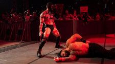 【WWE】“ザ・デーモン”ベイラーが暗闇から現れてPPV戦を前に王者レインズを襲撃KO