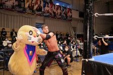 【DDT】クリス･ブルックスがマスコットのポコたんをKO！ヨシヒコが敵討ちに立ち上がり、1・7新宿で一騎打ち