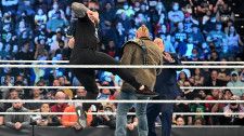 【WWE】2大王者が直接対峙！レインズが“王者対決”要求のレスナーにスーパーマンパンチ
