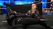 【WWE】ロンダがシャーロットと調印式で大乱闘！アームバーを決めながら調印書にサイン