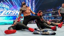 【WWE】ローマン・レインズが因縁のマッキンタイア&RKブロを次々に沈めて6人タッグ戦を制す