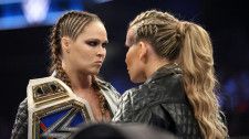 【WWE】SD女子王者ロンダが“モノマネ挑発”するナタリアのベビーカー攻撃を浴びて激高