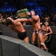 【WWE】 “Mr. MITB”セオリーが「サマースラム」を前にザ・ブラッドラインの圧力で醜態を晒す